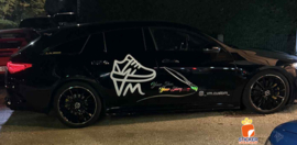 🚗✨ Opvallend onderweg!  Voor VM custom mochten we deze stoere Wagen voorzien van een Frisse Belettering. VM Custom is gespecialiseerd in het personaliseren van schoenen – van Subtiele Details tot Echte Eyecatchers 👟🔥