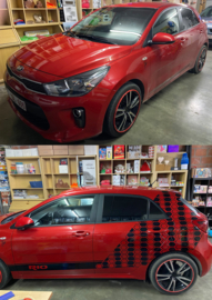 🔥Kia Rio voorzien van Striping, Stickers & Zonneband🔥