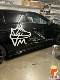 🚗✨ Opvallend onderweg!  Voor VM custom mochten we deze stoere Wagen voorzien van een Frisse Belettering. VM Custom is gespecialiseerd in het personaliseren van schoenen – van Subtiele Details tot Echte Eyecatchers 👟🔥