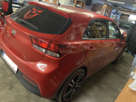 🔥Kia Rio voorzien van Striping, Stickers & Zonneband🔥