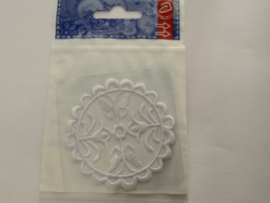 Applicatie algemeen wit rond €3,50 per stuk  geborduurd