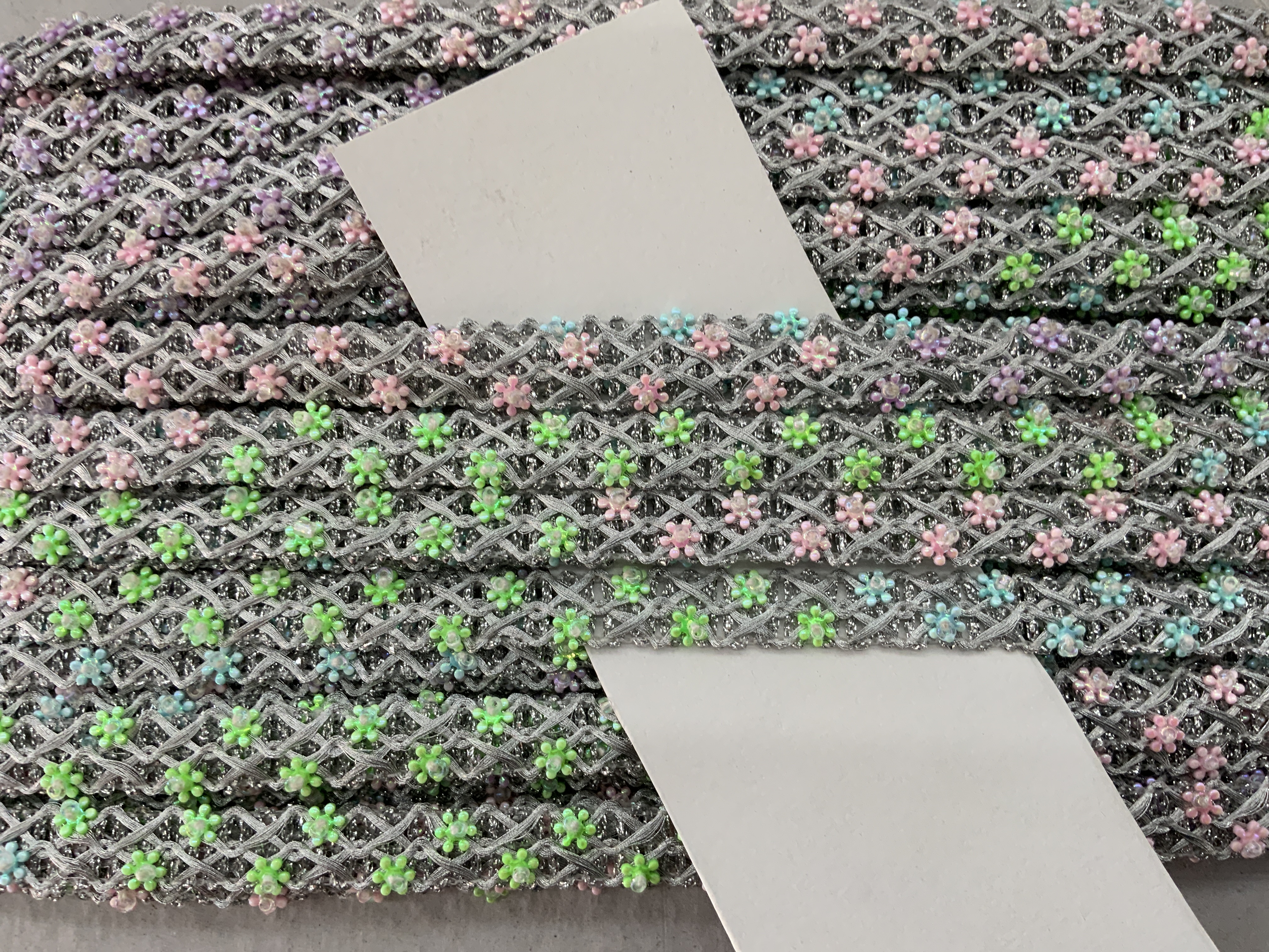 Zilver met bloemetjes multi   €1,50 per meter