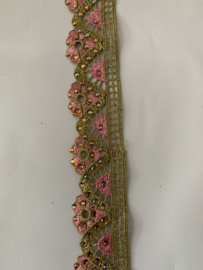 Roze met goud randje en steentjes  € 5,95 per meter
