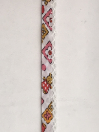 biaisband met wit   kantje  met bloemen en beestjes  €1,75 per meter