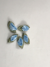 losse bloemtjes groot   licht blauw met  groen blaadje € 1,95