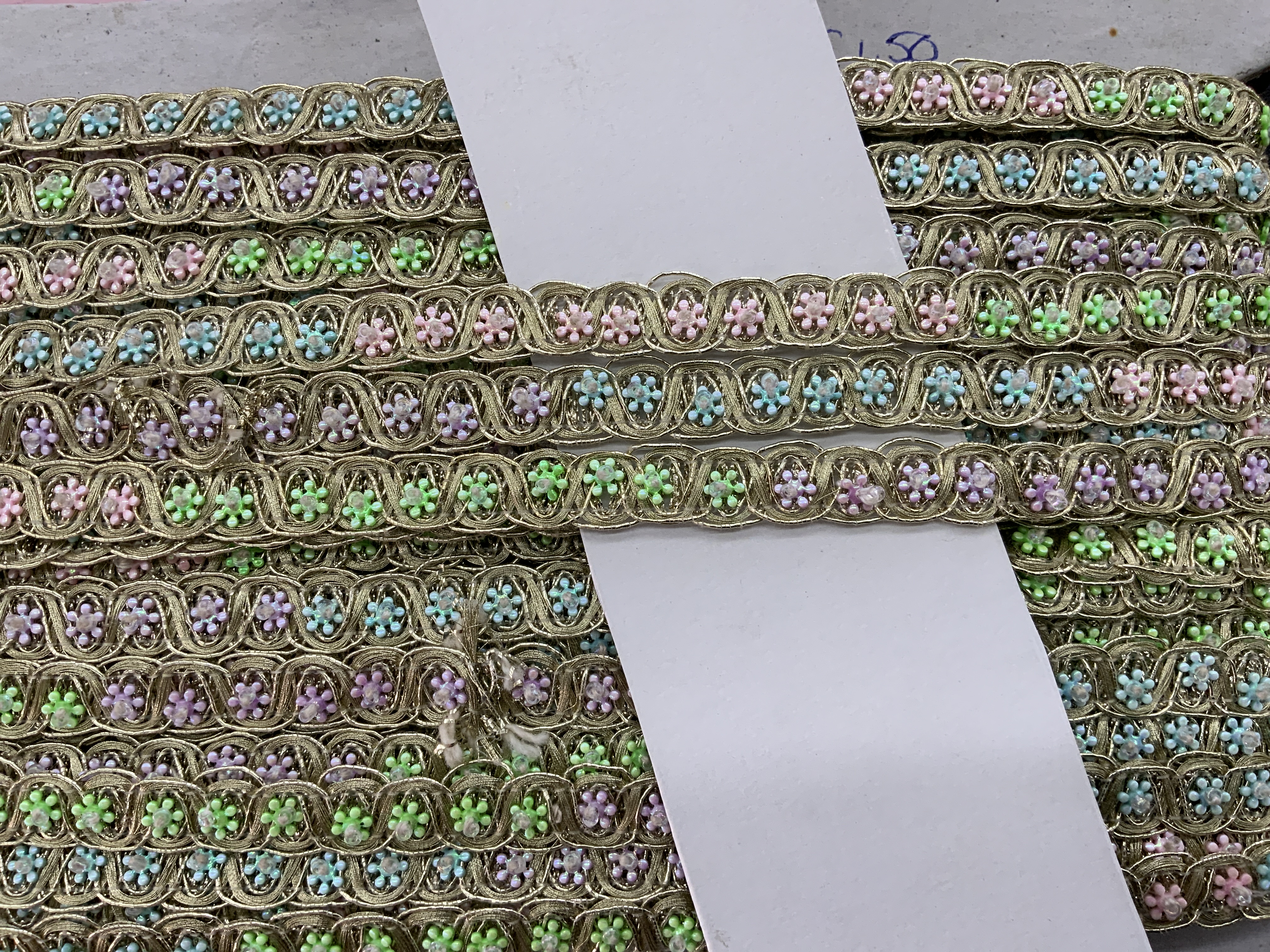 Goud met bloemetjes multi   €1,50 per meter