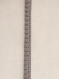 Bolletjes band klein  € 1,25  per meter licht grijs