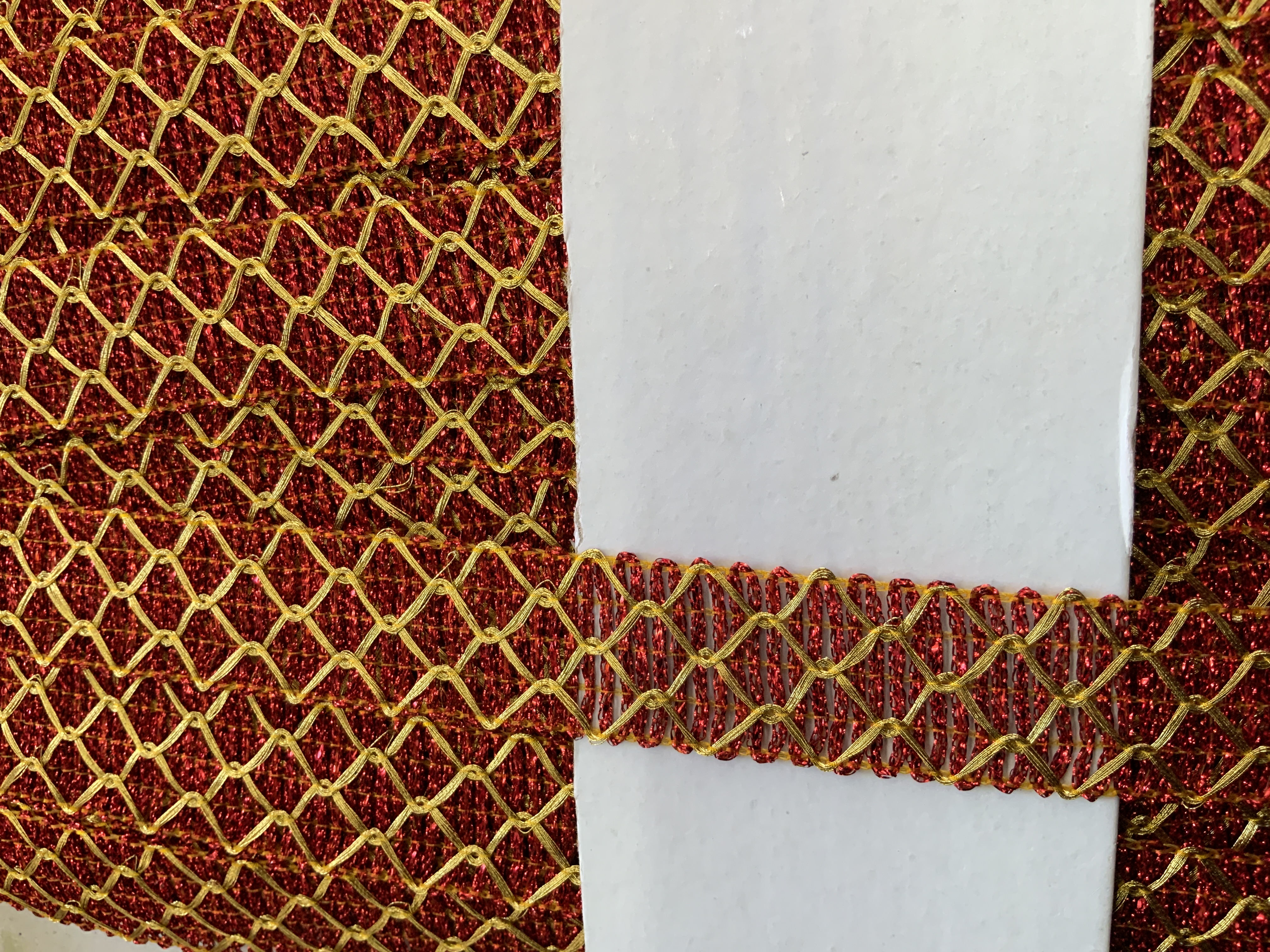 Rood met goud 20 mm  €1,50 per meter