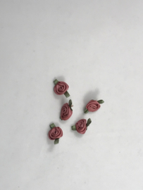 losse bloemtjes klein   cyclaam  met  groen blaadje € 1,50