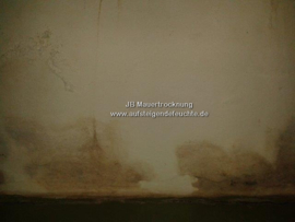 Flecken an der Wand (Leckage)