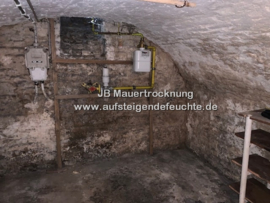 Putz löst sich (Keller)