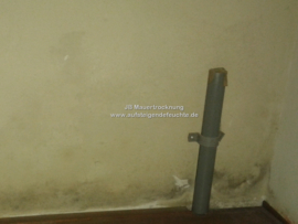 Flecken an der Wand (Leckage)