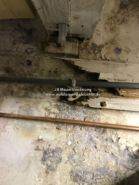 Holzbalken in feuchter Wand