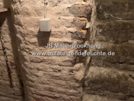Putz löst sich (Keller)