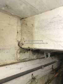 Holzbalken in feuchter Wand