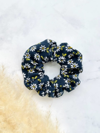 Daisies in navy