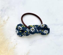 Daisies in navy