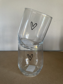 Glas met zwart hartje