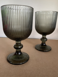 Wijnglas donker groen dik glas ribbel