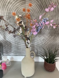 Vaas gevuld met zijde bloemen