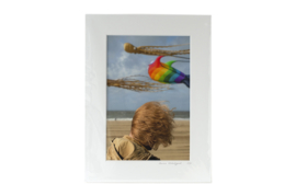 Gesigneerde CANDID print: Vliegers en haardos in de wind