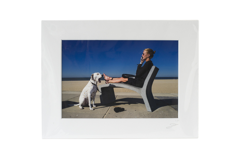 Gesigneerde CANDID print: Vrouw met hond
