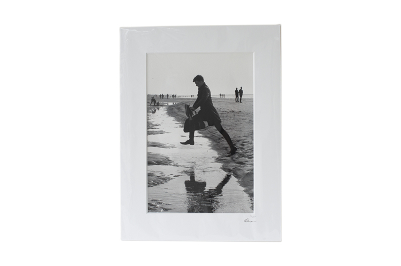 Gesigneerde CANDID print: Springende man op het strand