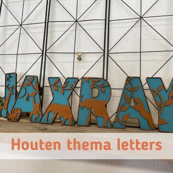 Houten thema letters