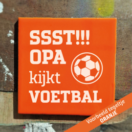 SSST!!! Opa kijkt voetbal