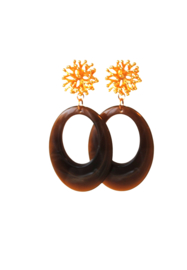 Oorbellen met oorsteker 24K goldplated en hanger resin bruin