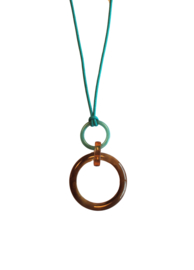 Lange ketting met ringen bruin/groen en suede koord