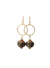 Oorbellen met tussenstuk rond goldplated en bohemian kraal antraciet/goud
