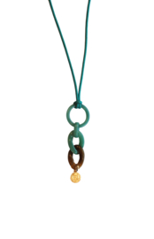 Lange ketting met ringen groen/bruin, muntje en suede koord