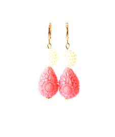 Oorbellen met carved stone roze en parels