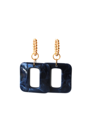 Oorbellen met creooltje met balletjes 24K goldplated en hanger resin blauw