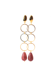 Oorbellen met 3 ringen goldplated of rhodium (zilverkleur) en strawberry quartz