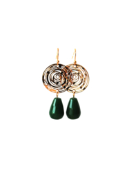 Oorbellen met tussenstuk fantasie goldplated of rhodium (verzilverd) en druppel agaat groen