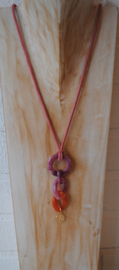 Lange ketting met ringen oud roze/roest, muntje en suede koord