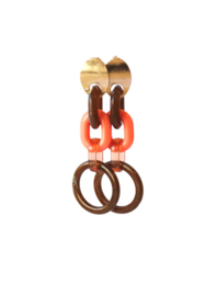 Oorbellen resin bruin/koraal en oorsteker