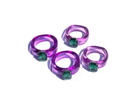 Fancy ring paars met groene steen 18 mm