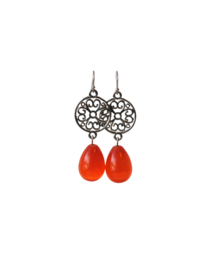Oorbellen filigrain rhodium (zilverkleur) of goldplated en cat eye oranje
