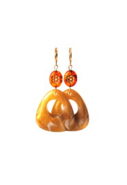 Oorbellen met resin hanger bruin/goud