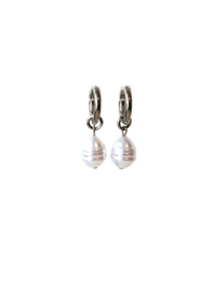 Stainless steel creolen met imitatie parel klein wit geribbeld