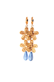 Statement oorbellen kant gouddraad en druppel resin licht blauw