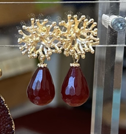 Oorbellen met oorsteker 24K goldplated en druppel agaat bordeauxrood