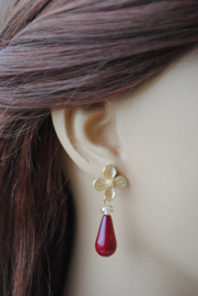 Oorbellen met resin druppel rood en swarovski crystal