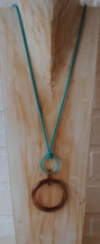 Lange ketting met ringen bruin/groen en suede koord