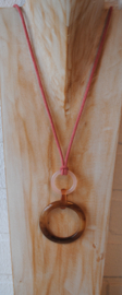 Lange ketting met ringen bruin/roze en suede koord