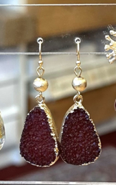 Oorbellen met resin hanger bordeauxrood/goud