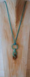 Lange ketting met ringen groen/bruin, muntje en suede koord